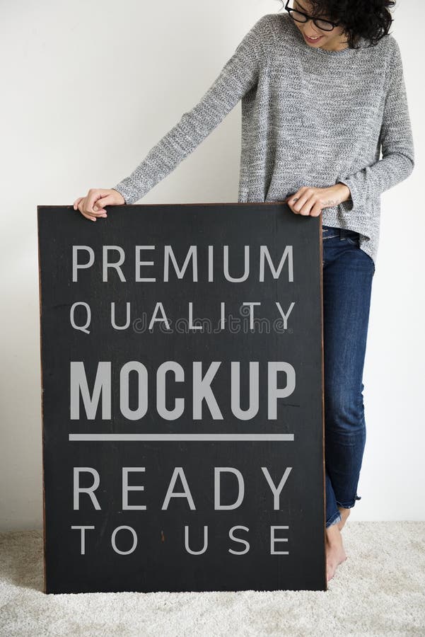 Frau hält schwarzes Mockup-Board stockbilder