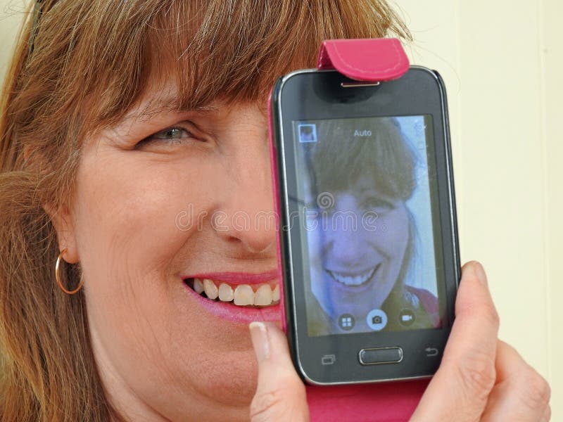 Frau, die selfie nimmt lizenzfreie stockfotografie Frau, die selfie nimmt lizenzfreie stockfotografie