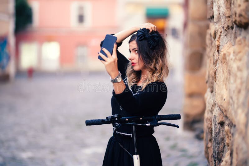 Frau, die selfies mit Telefonkamera nimmt Porträt des netten Mädchens lächelnd und Fotos machend stockfotos Frau, die selfies mit Telefonkamera nimmt Porträt des netten Mädchens lächelnd und Fotos machend stockfotos