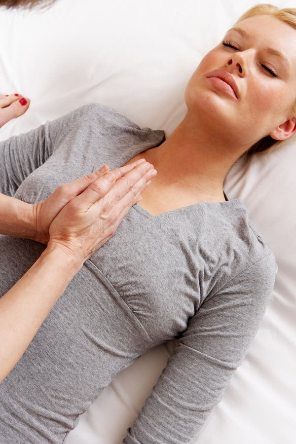 Frau, die Shiatsu Massage hat lizenzfreie stockbilder Frau, die Shiatsu Massage hat lizenzfreie stockbilder