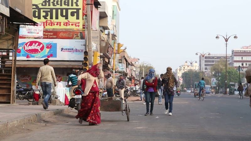 Frau, die sich vorbereitet, Schubkarre hinunter die Straße in Jodhpur zu reiten