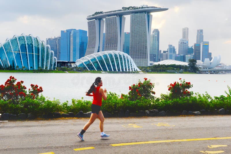 Frau, die in Singapur-Bucht rüttelt stockfoto Frau, die in Singapur-Bucht rüttelt stockfoto