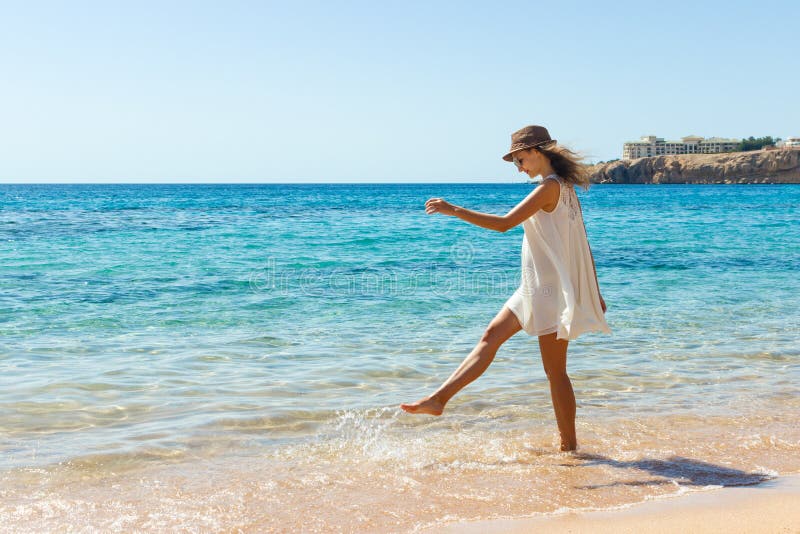 Frau, die am Strand genießt Sommerfreiheit sich entspannt Happ-Mädchen am Strand stockfoto Frau, die am Strand genießt Sommerfreiheit sich entspannt Happ-Mädchen am Strand stockfoto