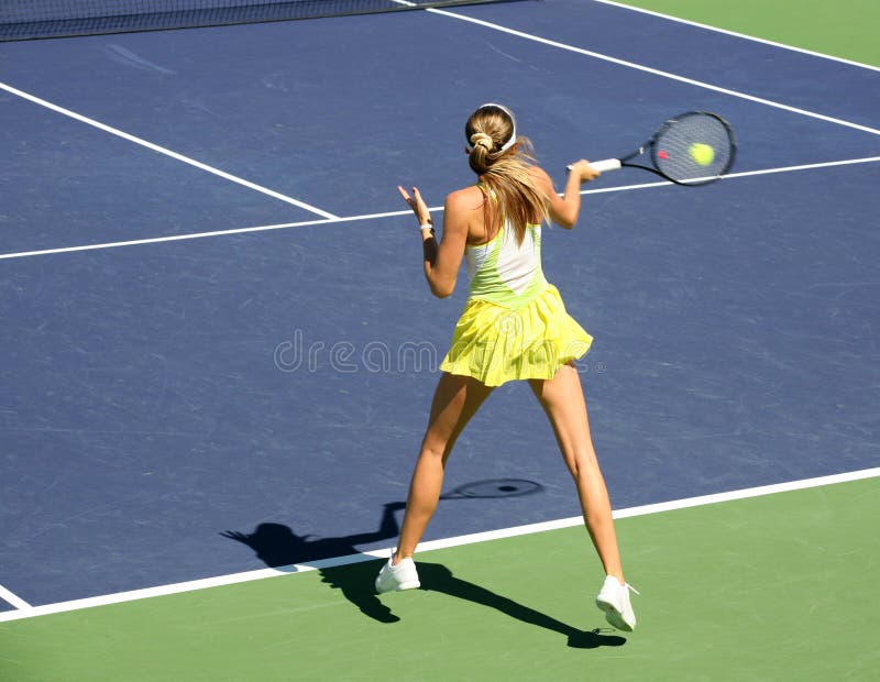 Frau spielt Tennis stockbild