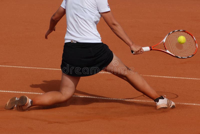 Frau spielt Tennis stockbild