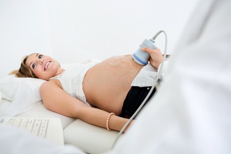 Frau, die Ultraschall-Scan vom Geburtshelfer erhält