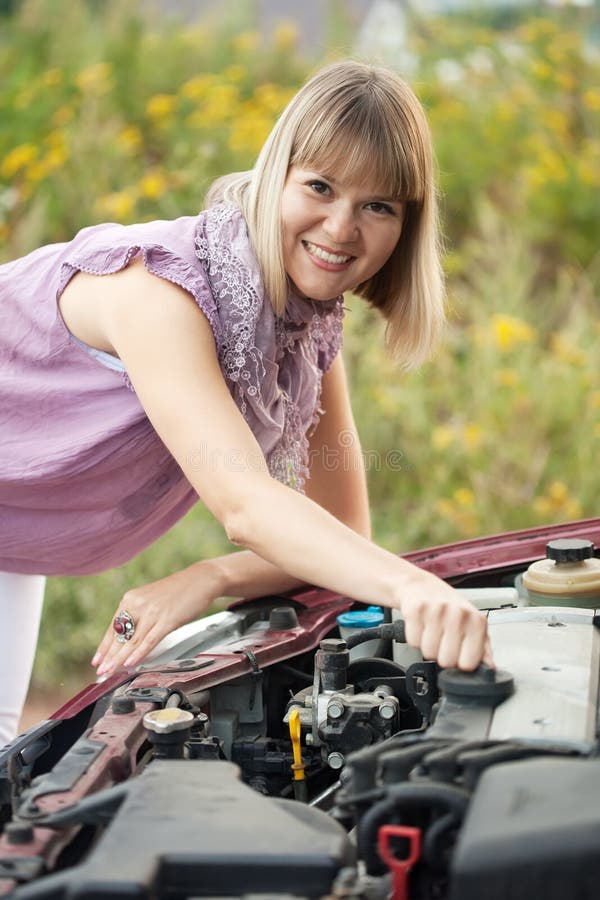 Frau, die versucht, das Auto zu reparieren stockfotos Frau, die versucht, das Auto zu reparieren stockfotos