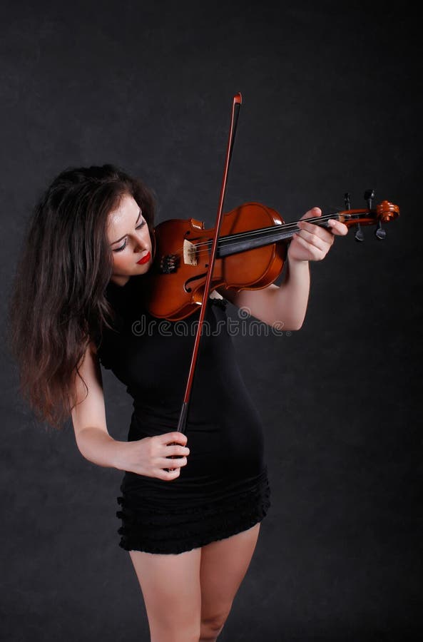 Frau spielt Violine stockfoto