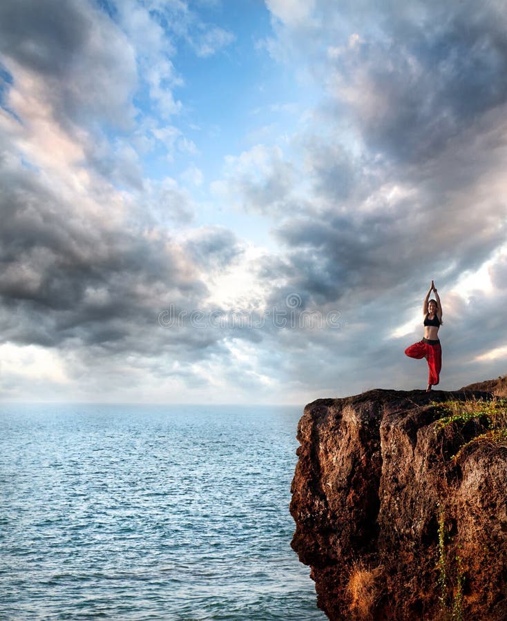 Frau, die Yoga vrikshasana Baumhaltung tut stockfotos Frau, die Yoga vrikshasana Baumhaltung tut stockfotos