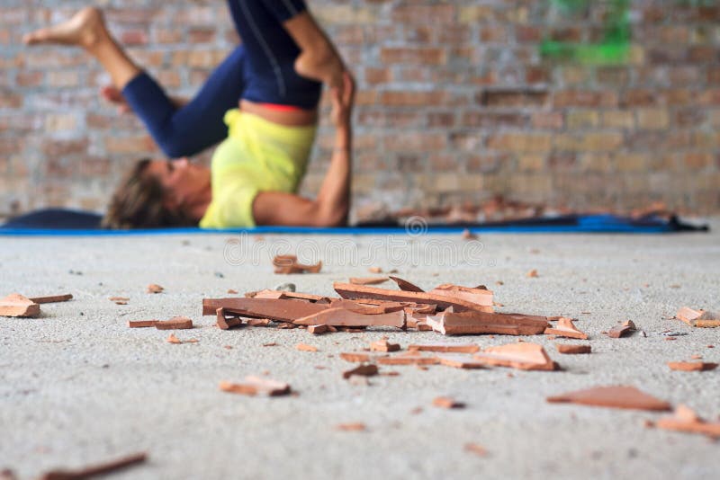 Frau, die Yogaübung tut lizenzfreie stockfotos Frau, die Yogaübung tut lizenzfreie stockfotos