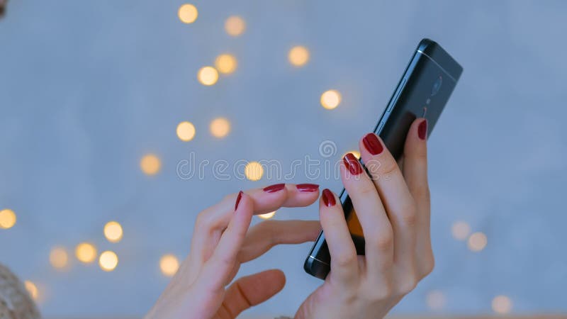 Frau, die zu Hause vertikalen schwarzen Smartphone verwendet stockfotografie Frau, die zu Hause vertikalen schwarzen Smartphone verwendet stockfotografie
