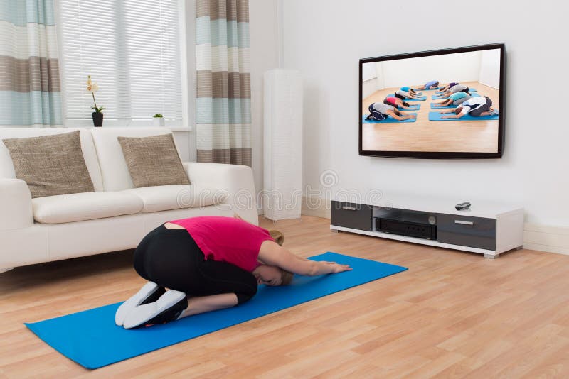 Frau, die zu Hause Yoga tut stockbilder Frau, die zu Hause Yoga tut stockbilder