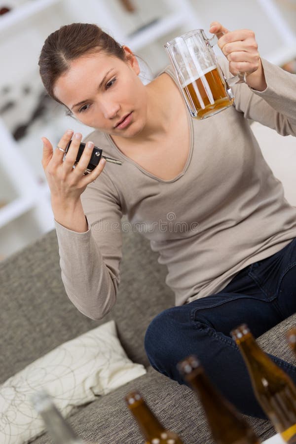 Frau, die zu viel Alkohol trinkt lizenzfreie stockfotografie Frau, die zu viel Alkohol trinkt lizenzfreie stockfotografie