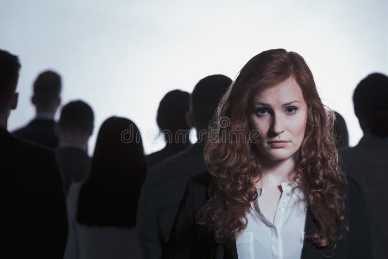 Frau, die zurück zu Rückseite mit dunklen Schattenbildern steht stockfoto