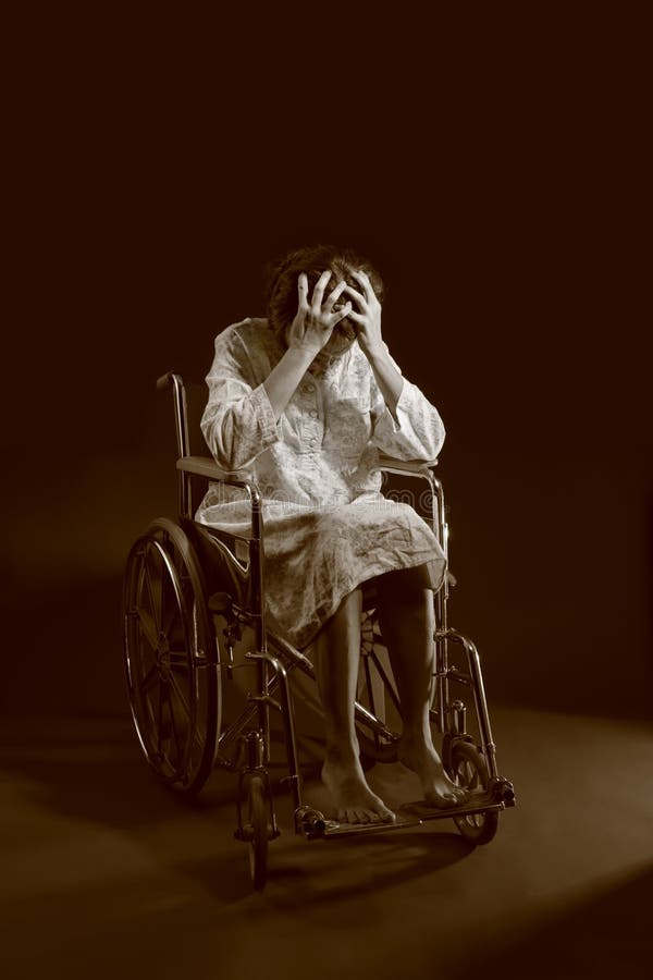 reifen asiatisch Frau auf Rollstuhl verwenden Tablette beim Gras Feld  23258974 Stock-Photo bei Vecteezy