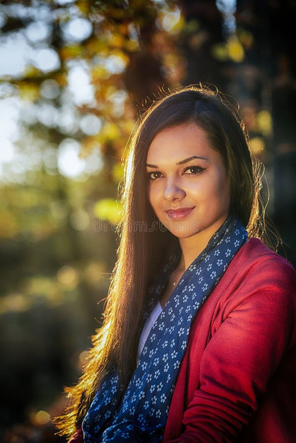 Frau in einer romantischen Herbstlandschaft lizenzfreies stockbild Frau in einer romantischen Herbstlandschaft lizenzfreies stockbild