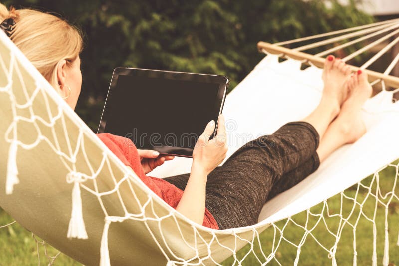 Frau entspannt sich auf einer Hängematte lizenzfreie stockfotos Frau entspannt sich auf einer Hängematte lizenzfreie stockfotos