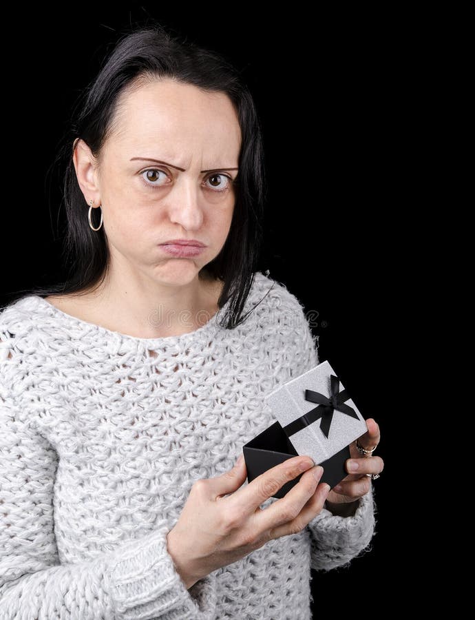Frau enttäuscht über Geschenk lizenzfreie stockfotografie Frau enttäuscht über Geschenk lizenzfreie stockfotografie