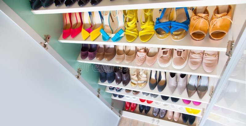 Frau/Frauen ` s Schuhe und mehr Schuhe - Garderobe/Schrank/SH lizenzfreie stockfotografie Frau/Frauen ` s Schuhe und mehr Schuhe - Garderobe/Schrank/SH lizenzfreie stockfotografie