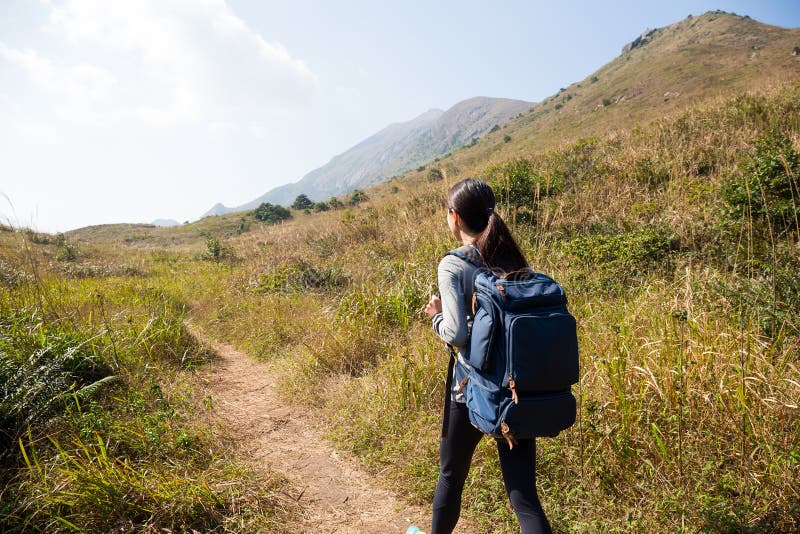 Frau gehen zu wandern lizenzfreie stockbilder Frau gehen zu wandern lizenzfreie stockbilder