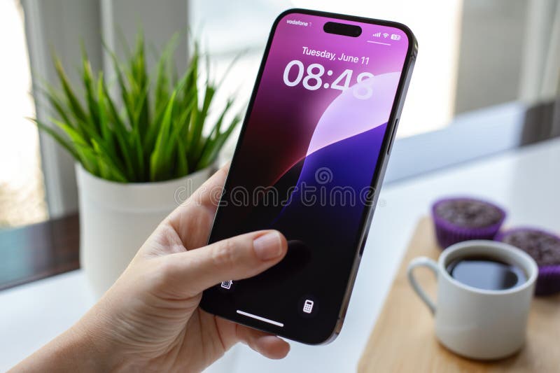 Frau Hand Apple iPhone 15 pro max Bildschirm ios 18 stockfoto