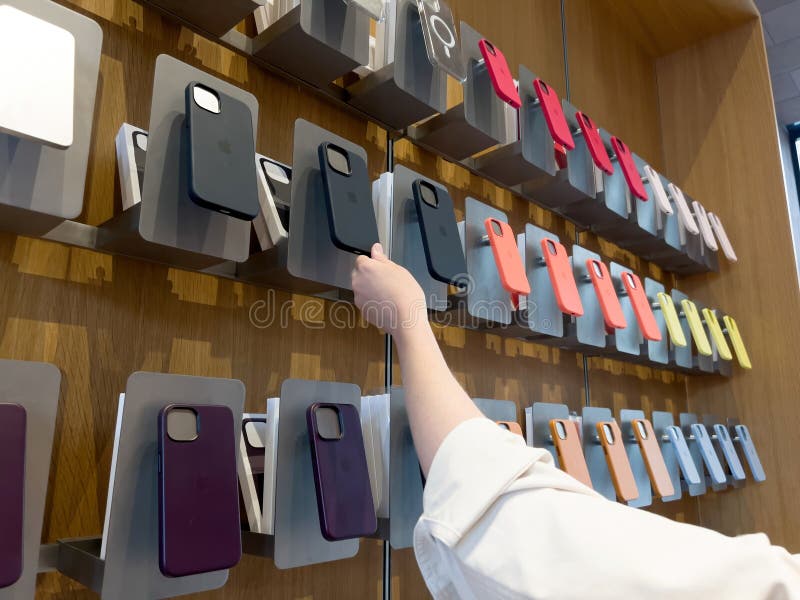 Frau Hand Testen Sie die verschiedenen Farben der neuesten Apfelcomputer Silikon und lizenzfreies stockbild