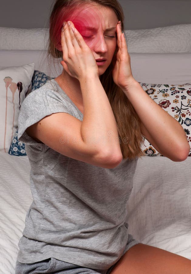 Frau hat Kopfschmerzenmigräne lizenzfreies stockbild Frau hat Kopfschmerzenmigräne lizenzfreies stockbild