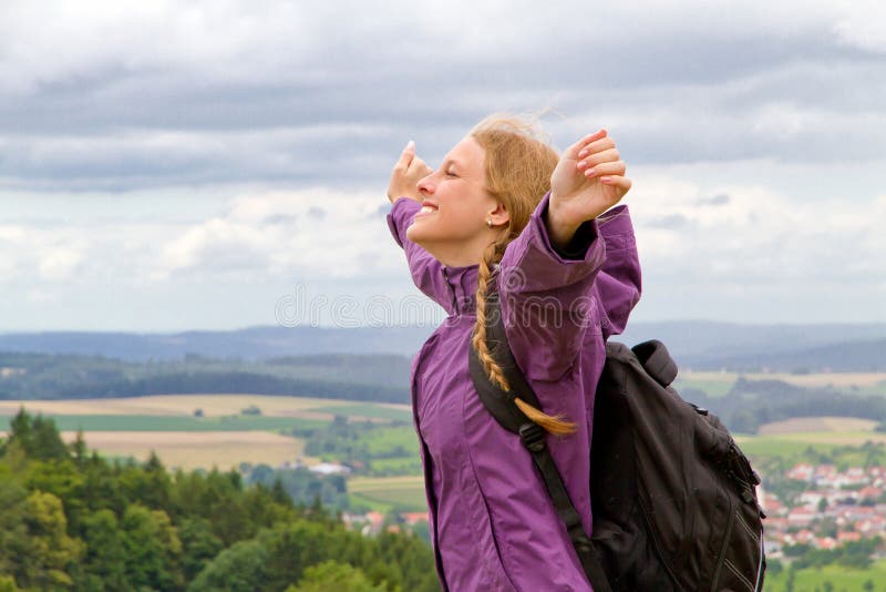 Frau hebt ihre Arme an stockbild Frau hebt ihre Arme an stockbild