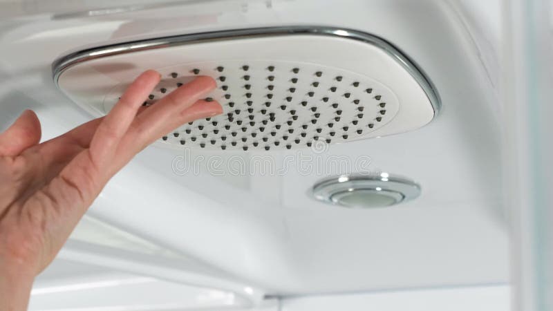 Frau hält Hand unter der Dusche nah oben Duschkabine Schieben des Mechanismus einer Duschkabine Duschkabine, Stall