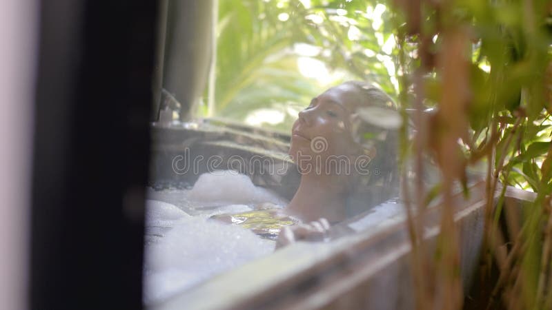 Frau im Badezimmer stockfotos Frau im Badezimmer stockfotos