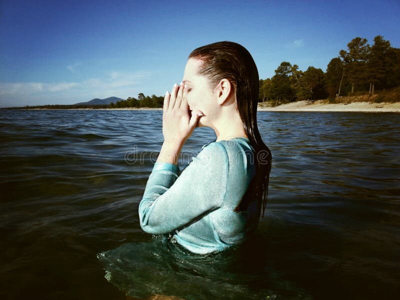 Frau Im Blauen Kleid Im Wasser Stockbild Bild Von Gerade Haar 87518425