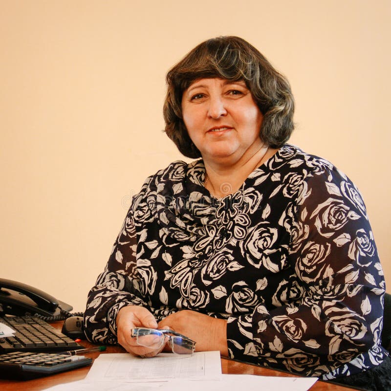 Frau im Büro stockfotografie Frau im Büro stockfotografie