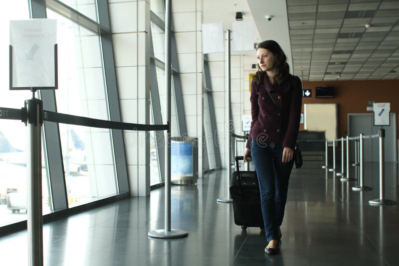 Frau im Flughafen stockfotos Frau im Flughafen stockfotos