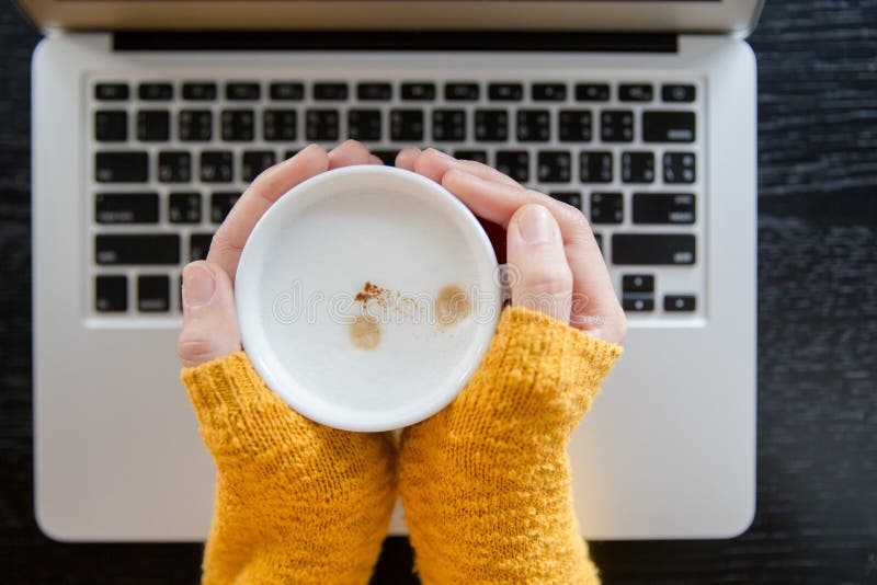Frau im Gelb kopiert, woolen Strickjacke, die mit Laptop sitzt lizenzfreies stockbild Frau im Gelb kopiert, woolen Strickjacke, die mit Laptop sitzt lizenzfreies stockbild