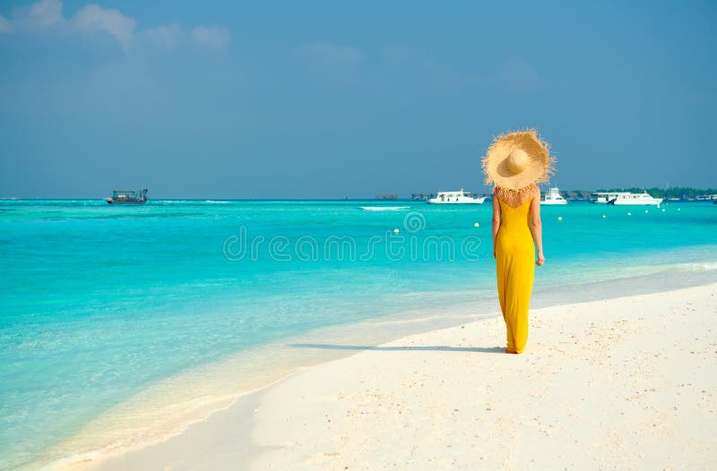 Frau im Kleid gehend auf tropischen Strand stockbilder Frau im Kleid gehend auf tropischen Strand stockbilder