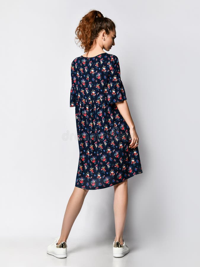 Frau im langen Blumenkleiderin mode Speicher - Portr?t des M?dchens in einem Kleidungsgesch?ft in einem Maxi Sommerkleid lizenzfreie stockfotografie Frau im langen Blumenkleiderin mode Speicher - Portr?t des M?dchens in einem Kleidungsgesch?ft in einem Maxi Sommerkleid lizenzfreie stockfotografie