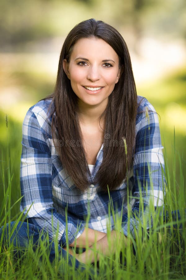 Frau im langen Gras lizenzfreies stockfoto Frau im langen Gras lizenzfreies stockfoto