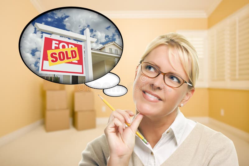 Frau im leeren Raum mit Gedanken-Blase Verkaufs-Real Estate-Zeichens stockfotografie Frau im leeren Raum mit Gedanken-Blase Verkaufs-Real Estate-Zeichens stockfotografie