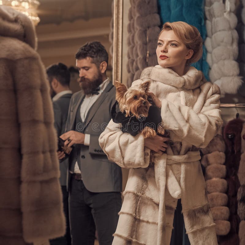 Frau im Pelzmantel mit Mann, dem Einkaufen, Verkäufer und Kunden