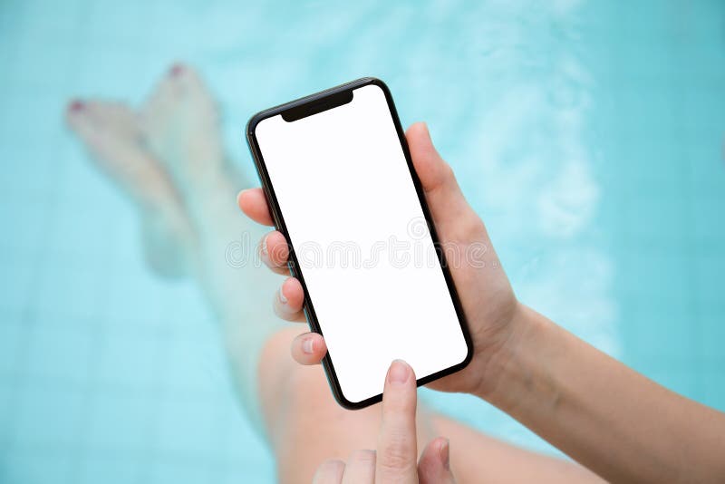 Frau im Pool, das Telefon mit einem lokalisierten Schirm hält stockfoto Frau im Pool, das Telefon mit einem lokalisierten Schirm hält stockfoto