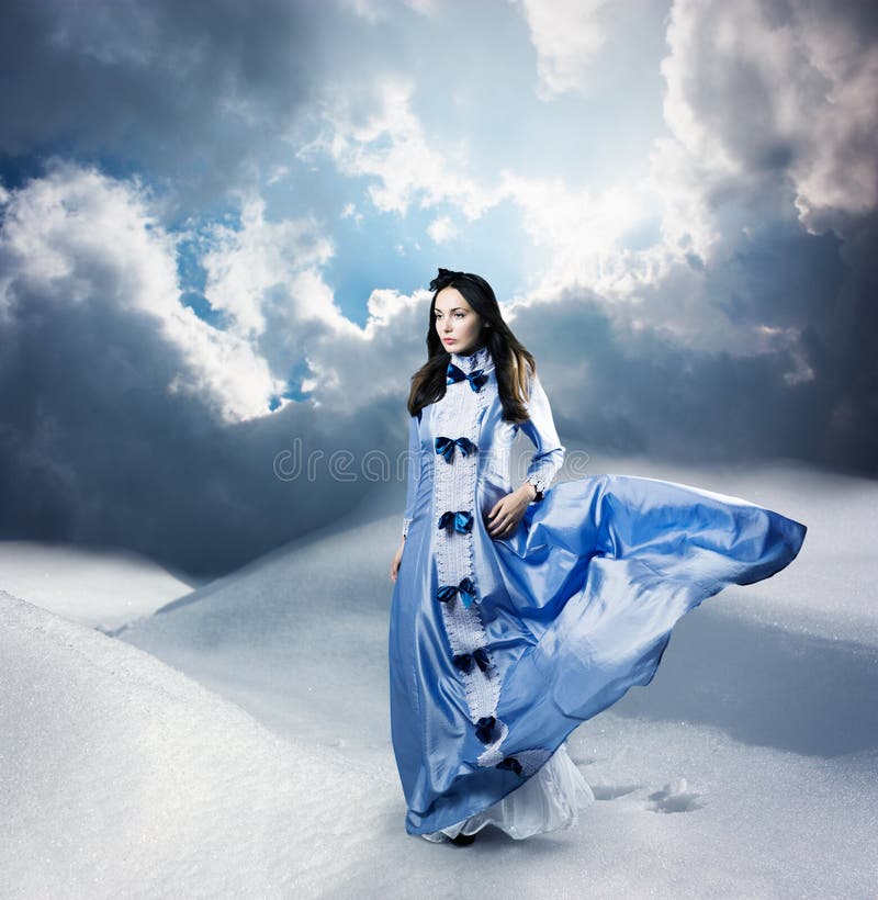 Frau im purpurroten Kleid gehend auf Winter-Hügel