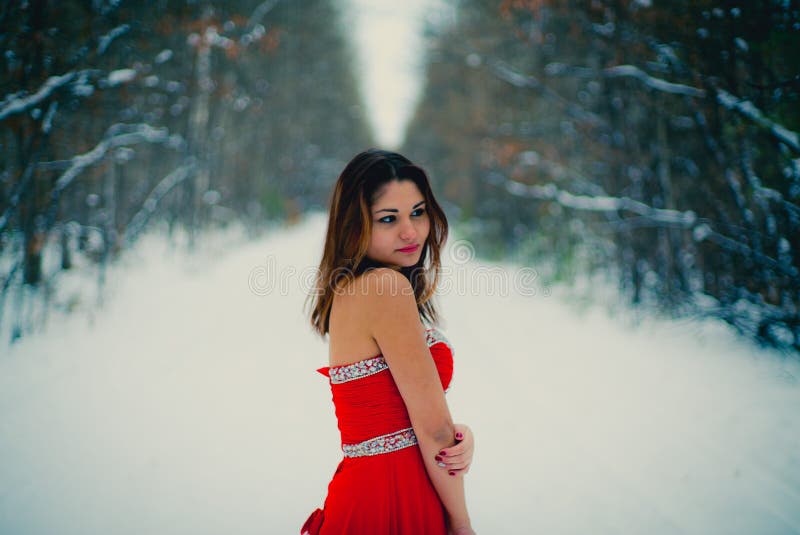 Frau im roten Kleid Sibirien, Winter im Wald, sehr kalt stockbild Frau im roten Kleid Sibirien, Winter im Wald, sehr kalt stockbild