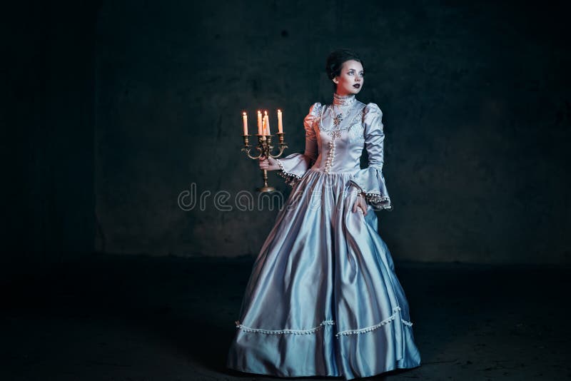 Frau im viktorianischen Kleid