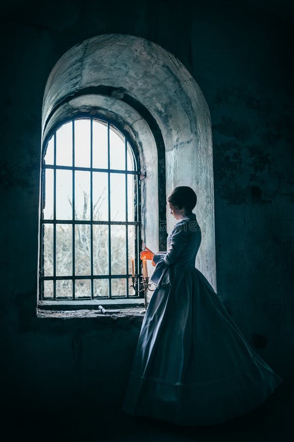 Frau im viktorianischen Kleid