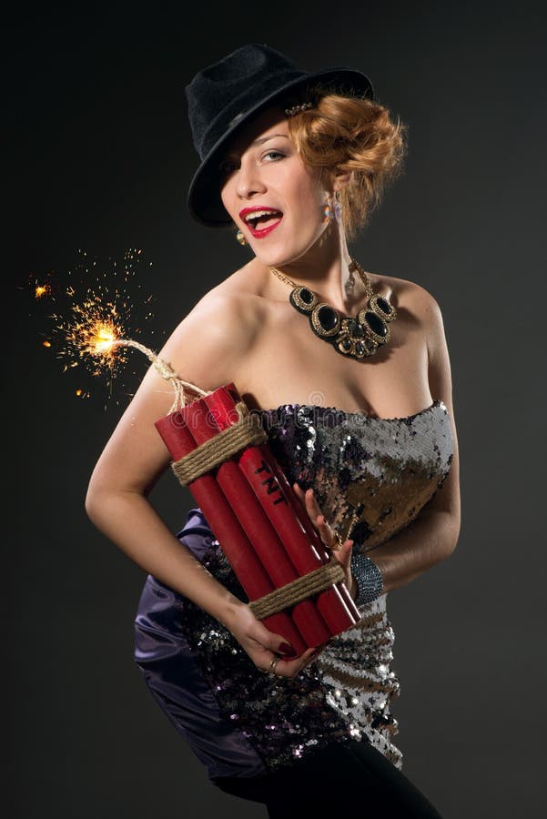 Frau im Weinleseartkleid und -hut, die Dynamit halten lizenzfreie stockfotografie Frau im Weinleseartkleid und -hut, die Dynamit halten lizenzfreie stockfotografie