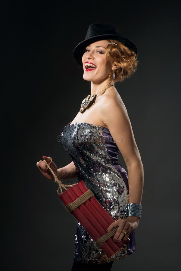 Frau im Weinleseartkleid und -hut, die Dynamit halten lizenzfreie stockbilder Frau im Weinleseartkleid und -hut, die Dynamit halten lizenzfreie stockbilder
