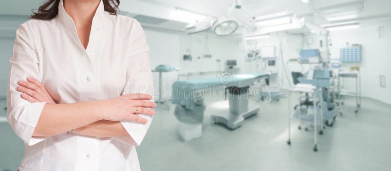 Frau im Weiß im Operationsraum stockbilder Frau im Weiß im Operationsraum stockbilder