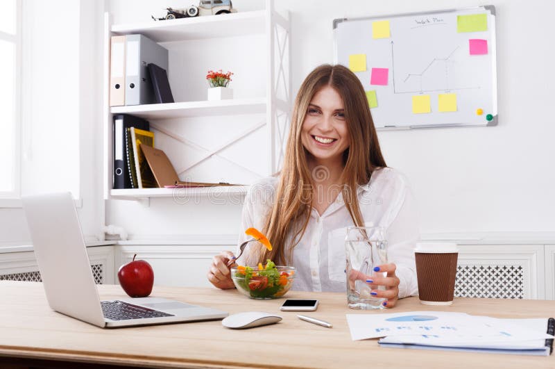 Frau isst gesunden Business-Lunch im modernen Büroinnenraum zu Mittag lizenzfreie stockfotos Frau isst gesunden Business-Lunch im modernen Büroinnenraum zu Mittag lizenzfreie stockfotos
