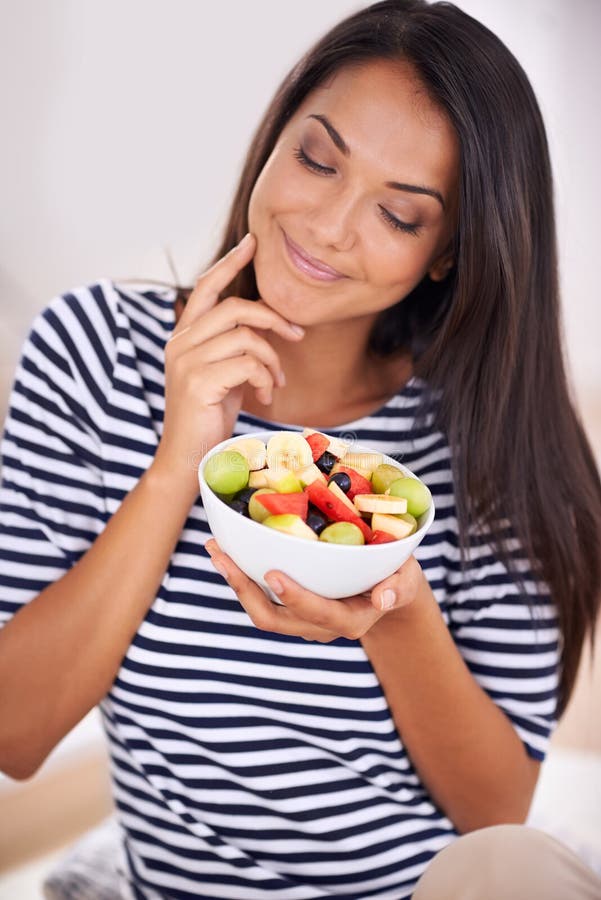 Frau lächelt und Fruchtschale und denkt an natürliche Ernährung und gesunde organische Lebensmittel. glückliche weibliche Person m stockfoto