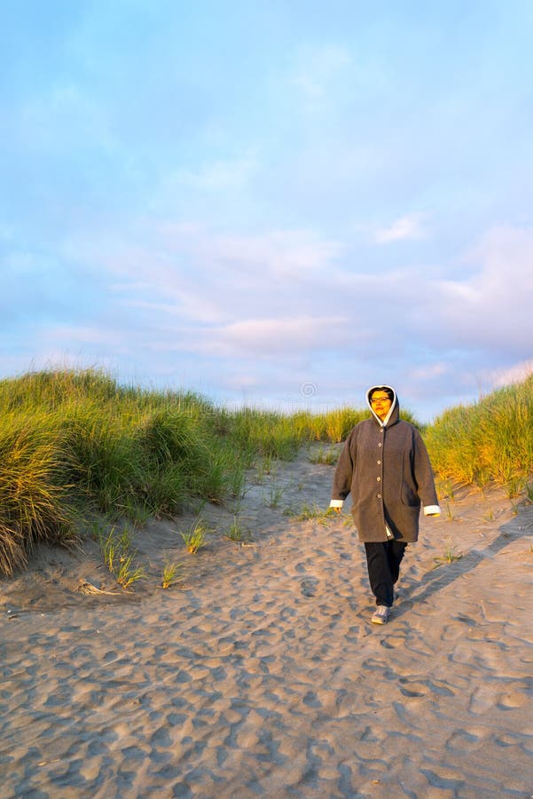 Frau macht ruhigen entspannten Spaziergang entlang Strand stockbilder Frau macht ruhigen entspannten Spaziergang entlang Strand stockbilder
